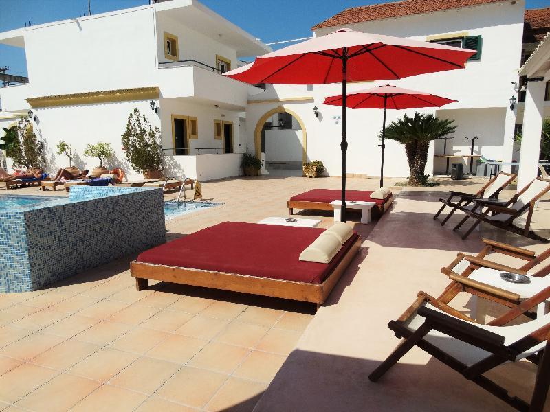 Oasis Club Aparthotel 3*